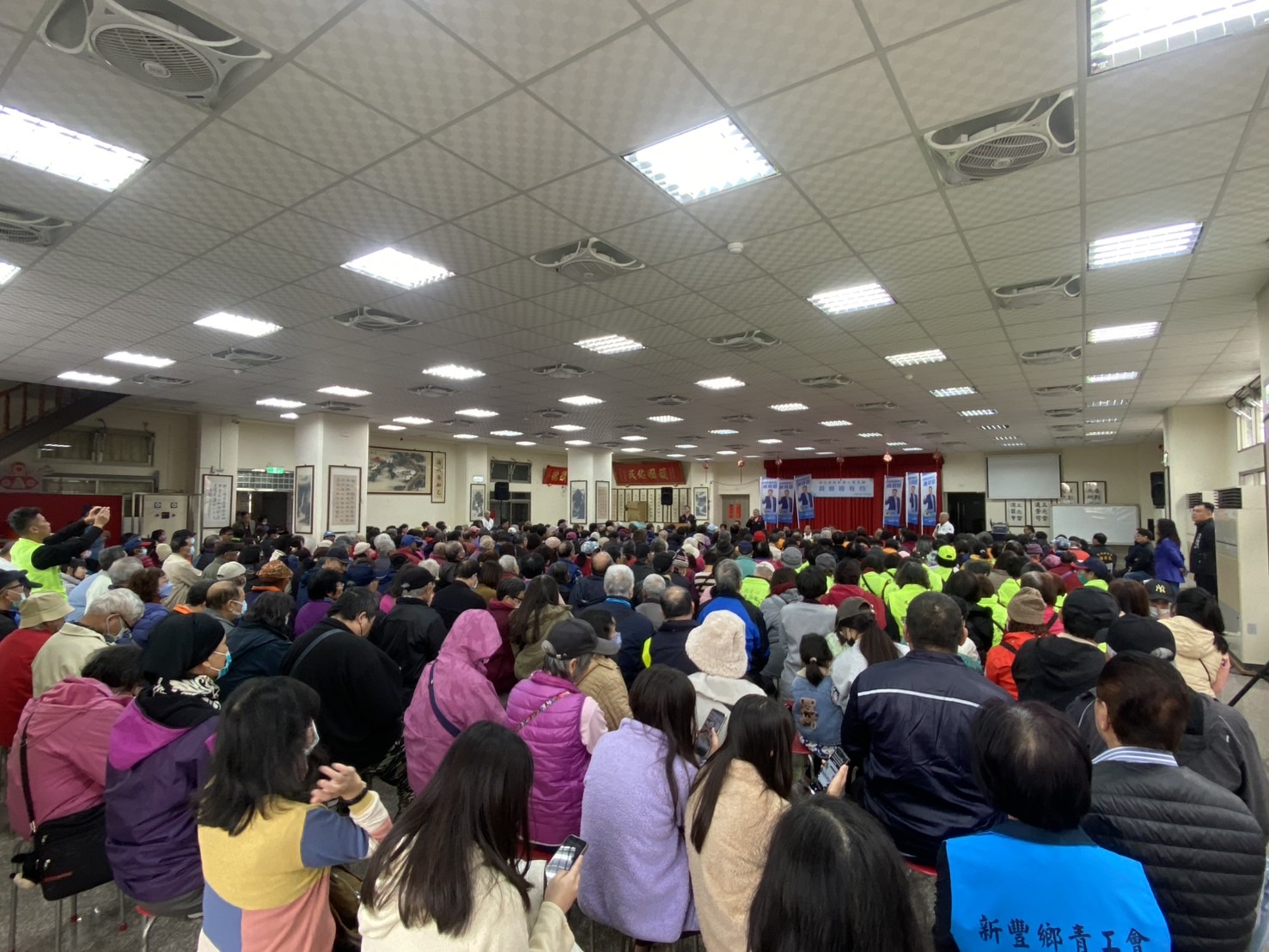 新豐鄉「與鄉親有約說明會」現場座無虛席，鄉親踴躍參與，氣氛熱烈。（圖／記者林照東翻攝）