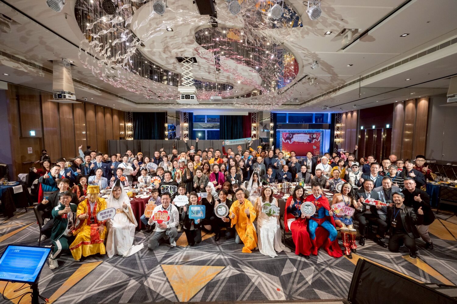 新創總會團體會員聯誼會奧斯卡尾牙盛宴全體會員大合照，現場氣氛熱絡，展現企業家社群的高度參與與活力。（圖／記者林照東攝）