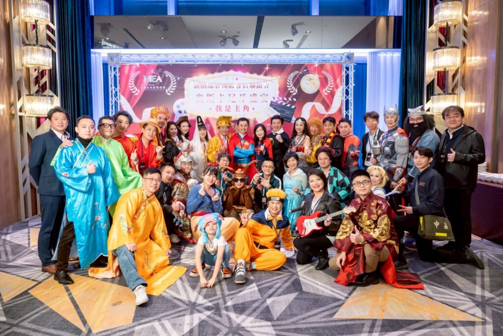 會員們以奧斯卡主題變裝造型參與尾牙活動，透過角色扮演與互動合影，為年度盛會增添創意與趣味。（圖／記者林照東攝）