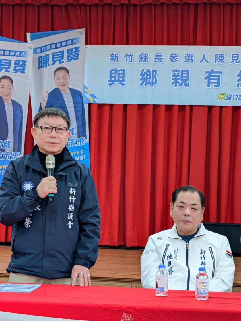 新竹縣議會議長張鎮榮於新豐鄉「與鄉親有約說明會」中致詞，公開力挺新竹縣長參選人陳見賢，肯定其長期投入地方發展與黨務經驗。（圖／記者林照東翻攝）