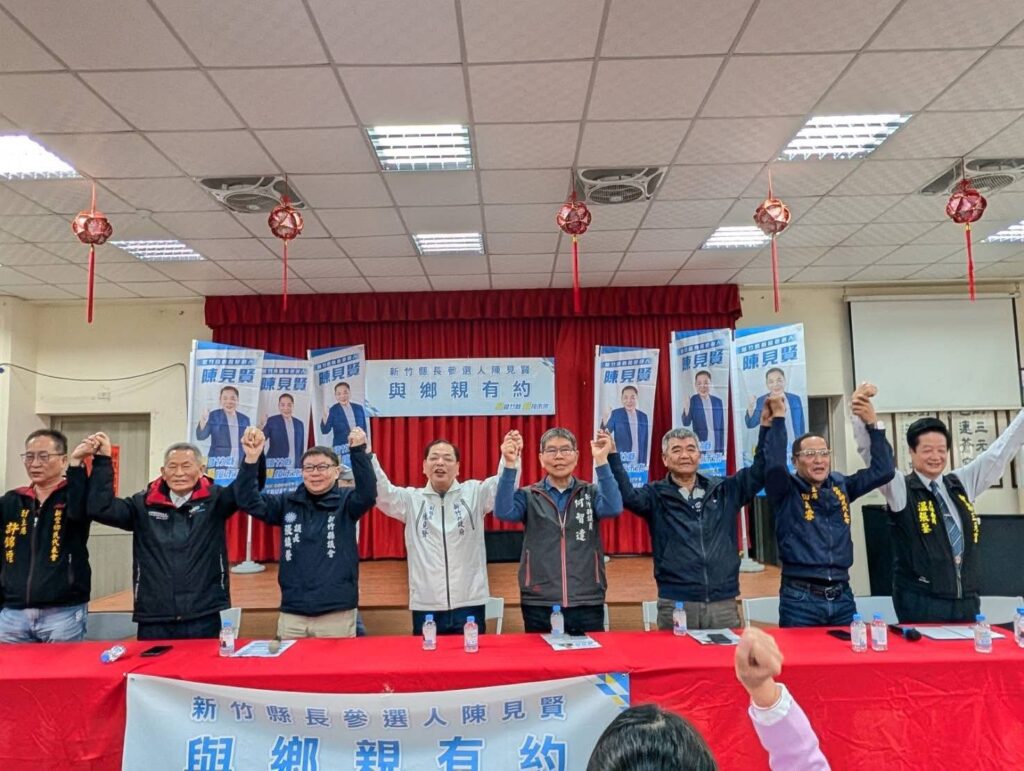 藍營地方要角齊聚新豐鄉，與陳見賢高舉雙手合體造勢，展現基層團結氣勢與高度共識。（圖／記者林照東翻攝）
