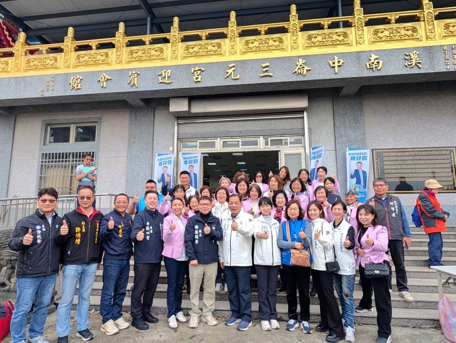 陳見賢率地方民代與鄉親於新豐鄉三元宮前合影，象徵基層支持動能持續累積。（圖／記者林照東翻攝）