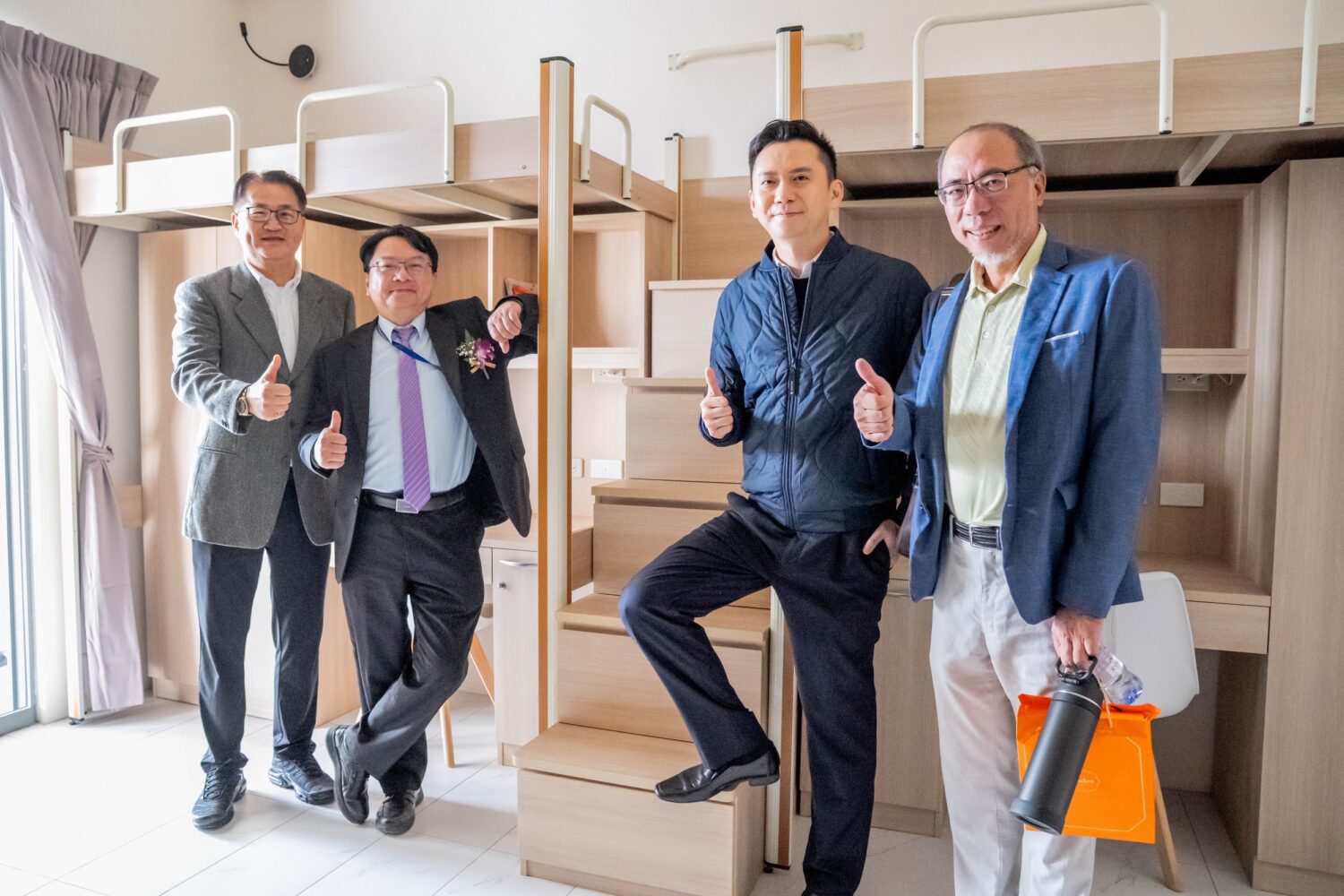 （左起）彰慶營造斯弘德董事長、明新科技大學呂明峯校長、竹北市鄭朝方市長與吳省斯建築師，一同參觀「明新學苑」學生宿舍空間，了解整體住宿規劃與生活機能配置。（圖/明新科大提供）