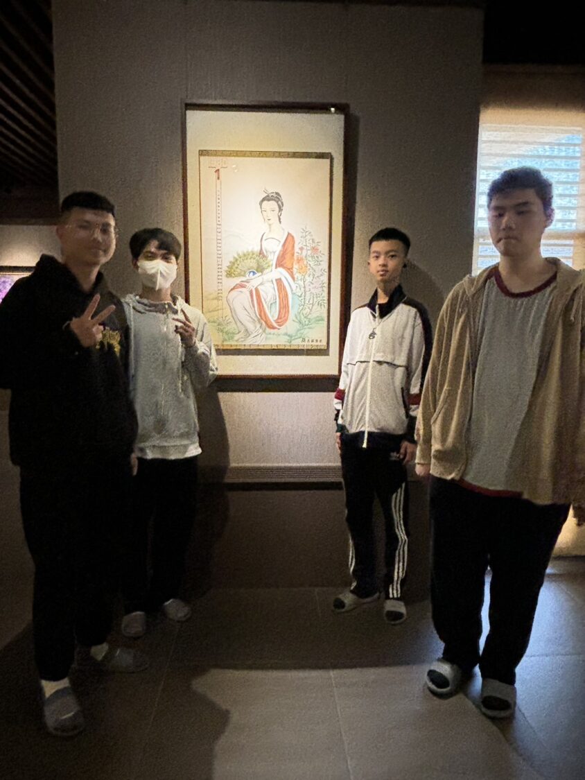 美工科學生與施金輝高中時期專題實作的作品合影。（圖／記者蔡尚芸翻攝）