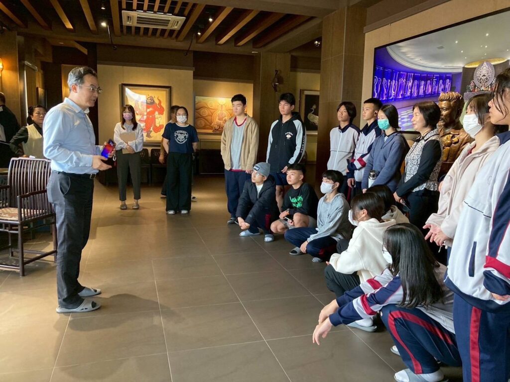 黃彥鳴校長對美工科學生說明參訪美術館緣由。（圖／記者蔡尚芸翻攝）