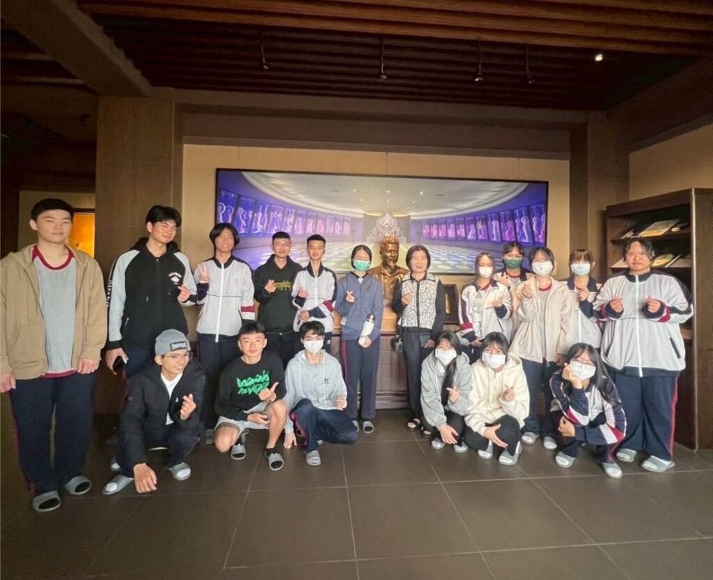 美工科學生與林穎英館長和施金輝銅像合影！（圖／記者蔡尚芸翻攝）