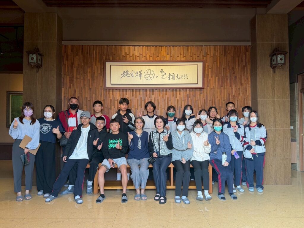美工科師生前往空相美術館參訪與林穎英館長合影！（圖／記者蔡尚芸翻攝）