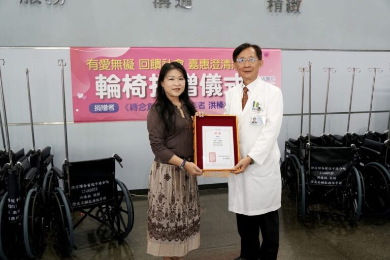 澄清綜合醫院總院長周思源親臨現場，於澄清綜合醫院中港分院頒發感謝狀。（圖／洪榛林 提供）