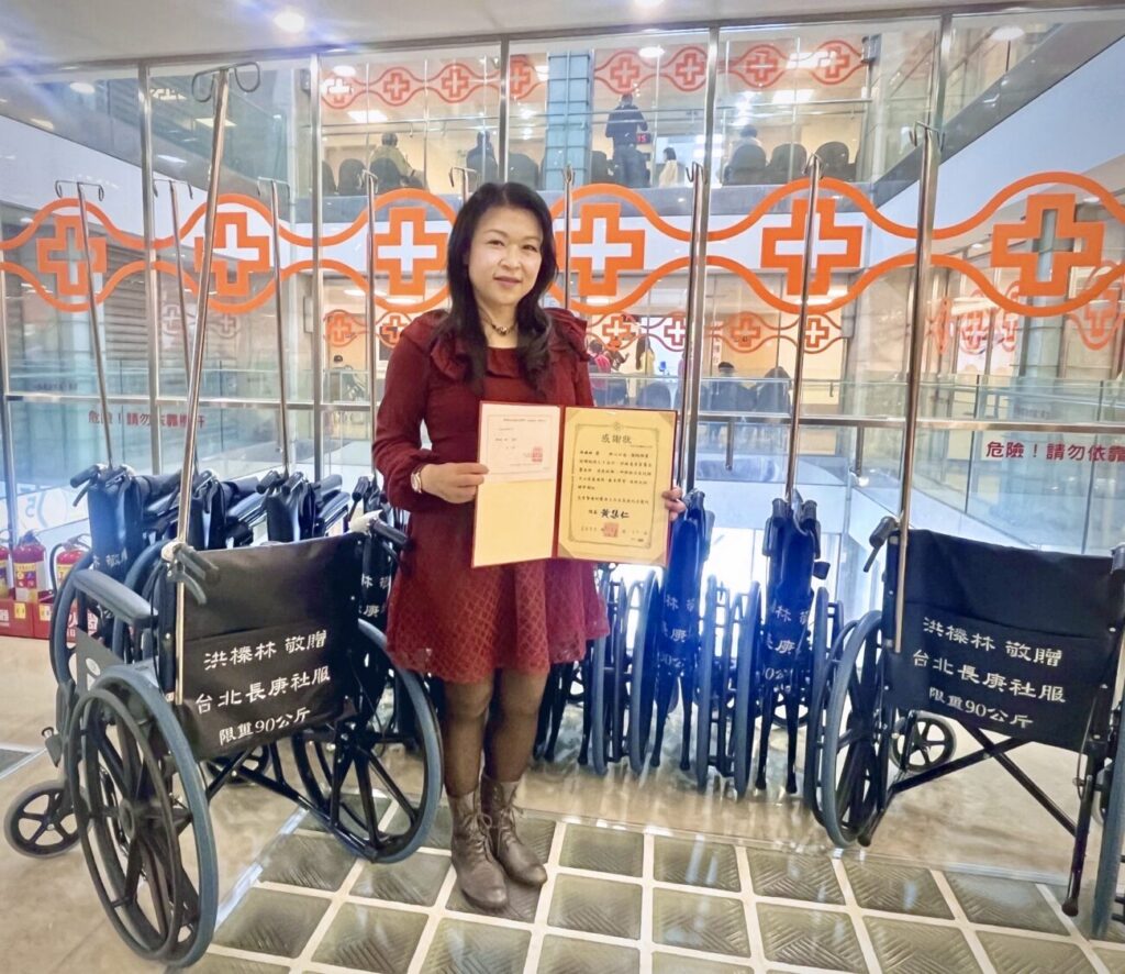 洪榛林此次共捐贈輪椅35臺，其中25臺先行配置於林口長庚統一管理，並於當日現場提供10臺輪椅即時投入使用，以支援門診醫療需求。（圖／洪榛林 提供）