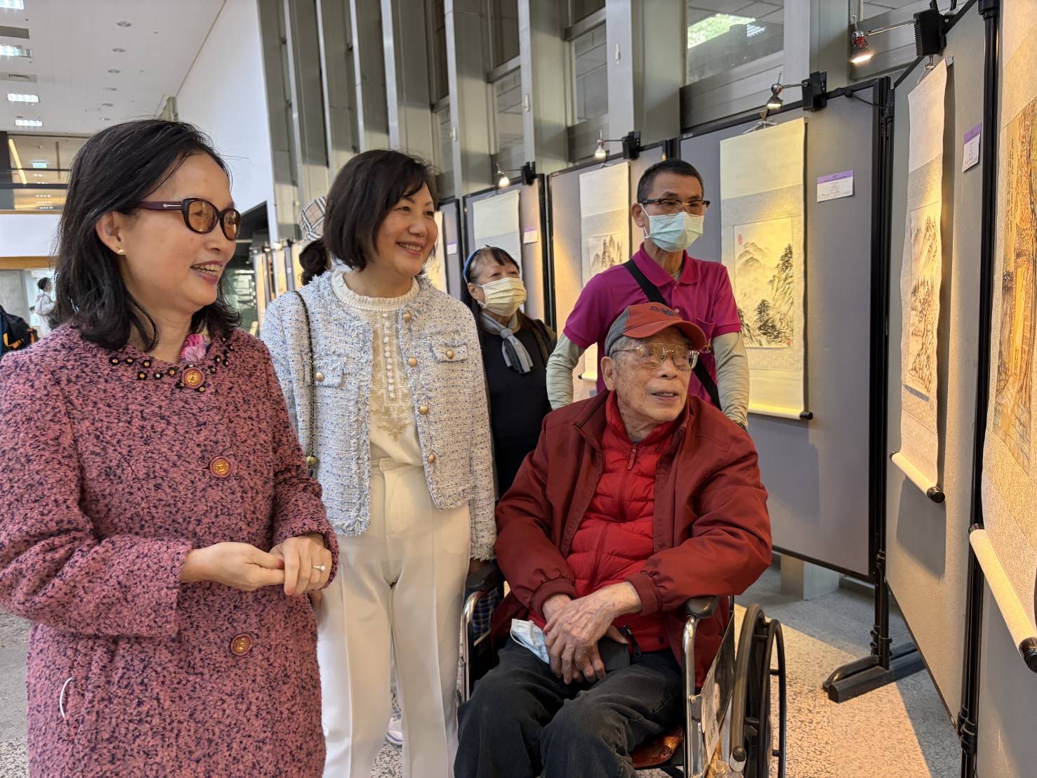 96歲的馮伯清爺爺開心地介紹自己的12 幅山水國畫作品。（圖/記者黃溎芬翻攝）