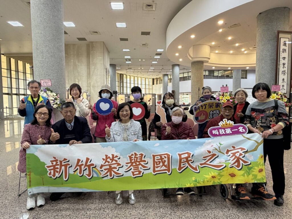 白恩惠主任與長輩們開心合影，展現對藝術活動的熱情與凝聚力。（圖/記者黃溎芬翻攝）