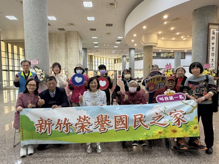 白恩惠主任與長輩們開心合影，展現對藝術活動的熱情與凝聚力。（圖/記者黃溎芬翻攝）