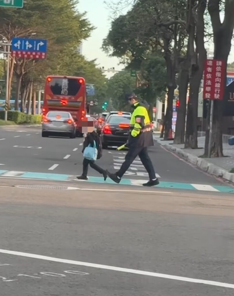 清晨通學時段,竹北分局員警全程陪同學童穿越斑馬線,引導安全通行,實際行動落實校園周邊交通安全與行人保護。(圖/記者張家燁翻攝)