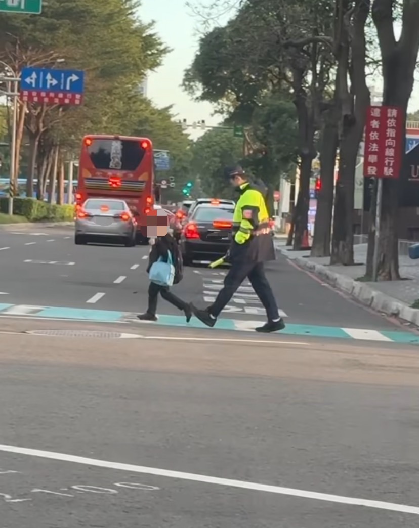 清晨通學時段,竹北分局員警全程陪同學童穿越斑馬線,引導安全通行,實際行動落實校園周邊交通安全與行人保護。(圖/記者張家燁翻攝)