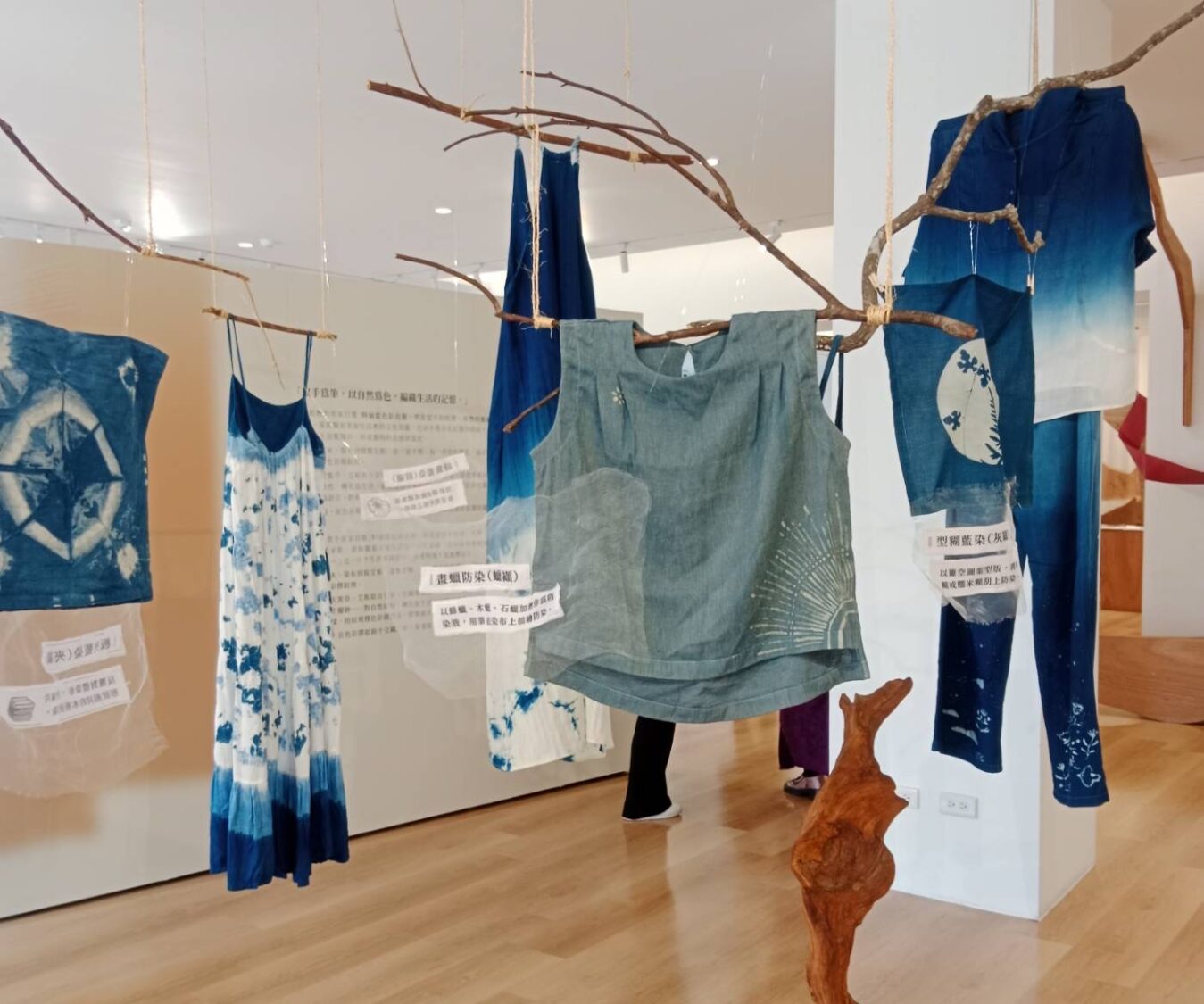 「色彩裡的客家日常」展場一隅。(圖/記者黃溎芬翻攝)