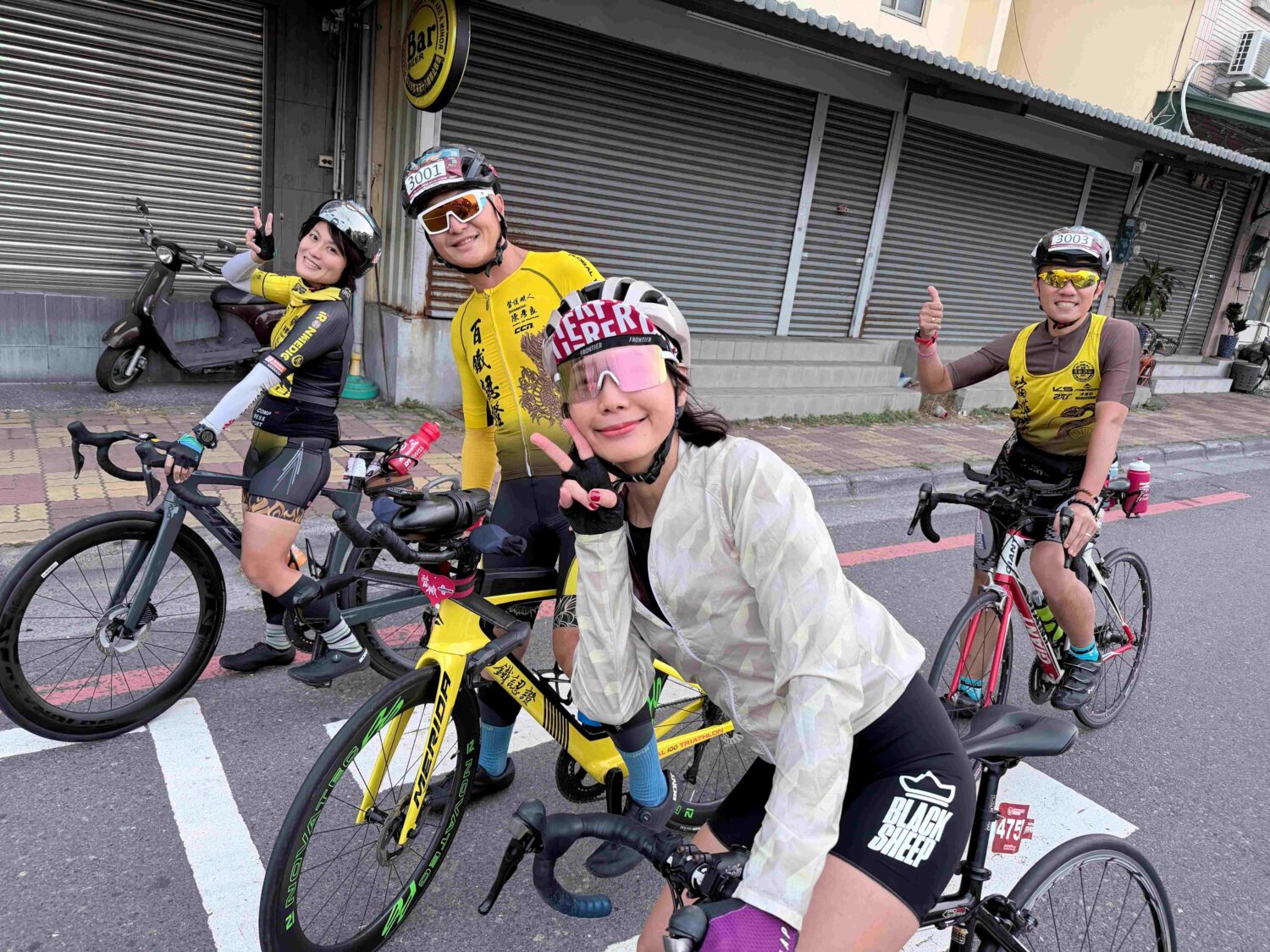 賽事途中,參賽騎士沿高雄市區道路前進,丁寧與醫護鐵人們開心合影,展現高雄百K自行車賽兼具挑戰性與友善氛圍。(圖/記者張家燁翻攝)