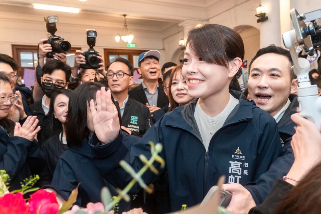 新竹市長高虹安復職首日與市府團隊及各界互動,展現回歸市政、全力推動公共安全與基層照顧政策的決心。(圖/記者張家燁翻攝)