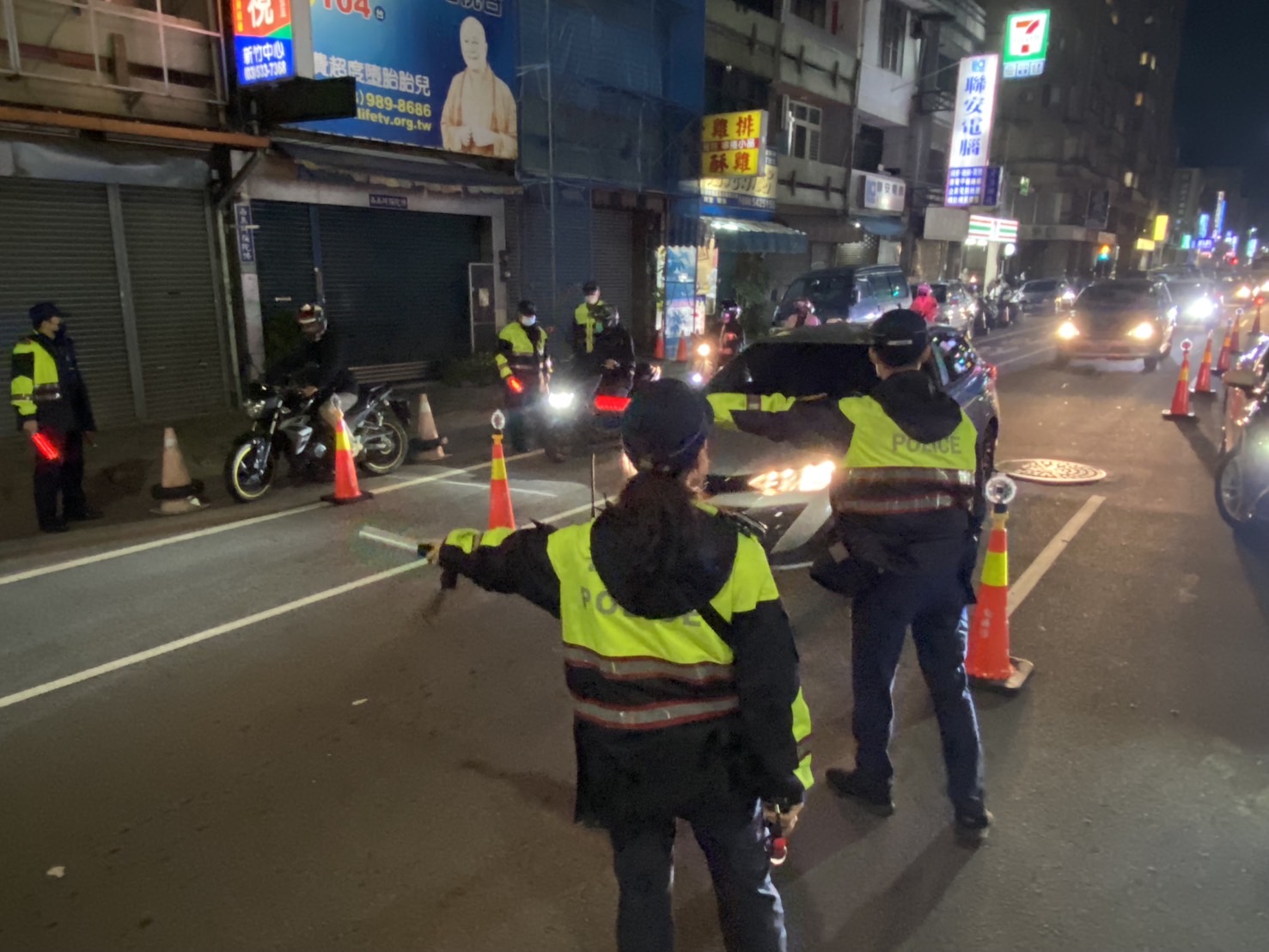 新竹市警察局員警於夜間執行交通稽查勤務,維護道路安全與市民生命財產,展現第一線警察不分晝夜守護城市的辛勞。(圖/記者張家燁翻攝)