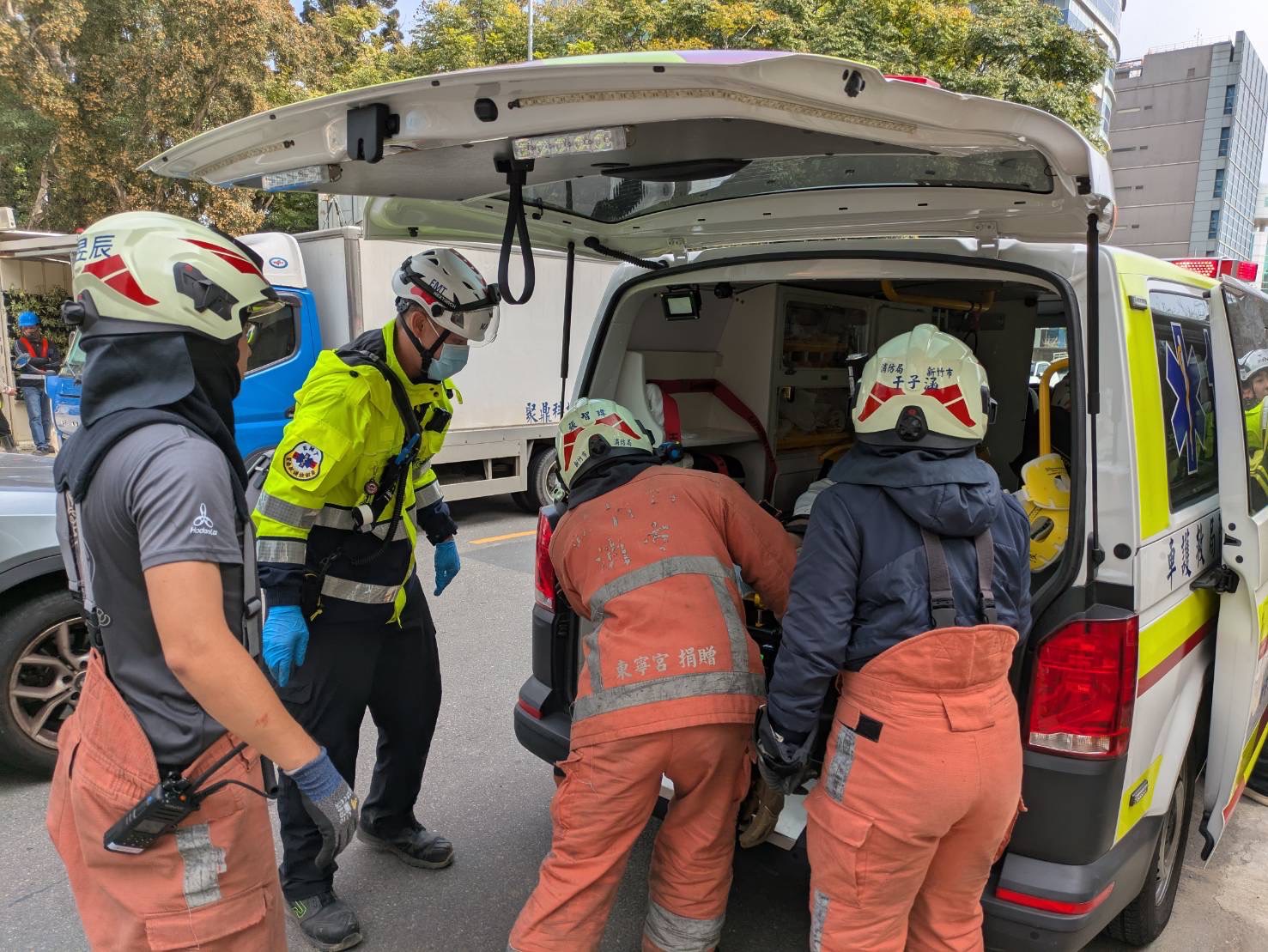 新竹市消防人員執行緊急救護任務,迅速整備救護器材、分工合作投入救援,展現專業救災能量與守護市民安全的使命。(圖/記者張家燁翻攝)