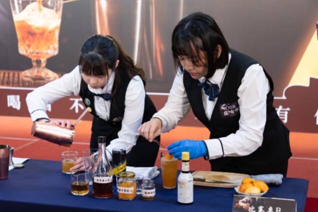 參加AJ 調酒大賽的選手們無不全力以赴，接受綜合實力的考驗。（圖/記者黃溎芬翻攝）