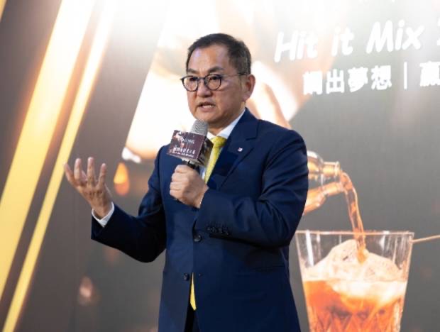 新竹安捷國際酒店董事長陳品峰，鼓勵參賽者以多元創藝調出夢想、贏得榮耀，致力培養新秀。（圖/記者黃溎芬翻攝）