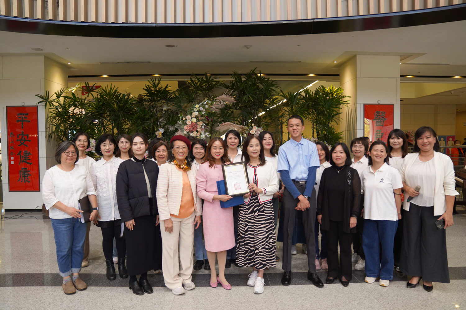 「音樂改變生命．共創永續教育～聖誕公益感恩音樂會」圓滿落幕，院方代表與新竹市企業經理協進會藝術與愛樂委員會、表演團隊及贊助單位合影留念，共同見證音樂傳愛、永續共好的溫暖時刻。（圖/記者張家燁翻攝）