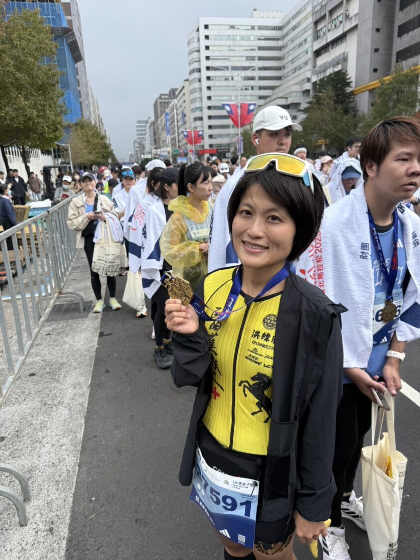醫護鐵人團隊於台北馬拉松賽後合影，圖中為醫護鐵人共同創辦人暨胸腔內科醫師 洪緯欣，團隊秉持「邊跑邊守護」精神，共同守護賽道安全。（圖/記者張家燁翻攝）