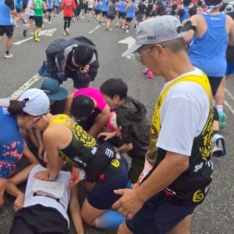 台北馬拉松賽道14公里處突發跑者倒地呈現OHCA狀態,醫護鐵人成員即刻停下賽事投入救援,現場執行高品質CPR並與大會AED救護體系無縫接軌,成功爭取黃金救援時間。(圖/記者張家燁翻攝)
