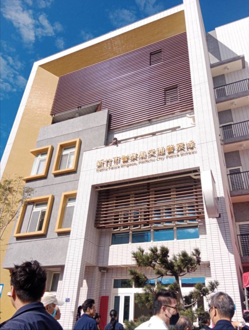 新竹市警察局交通警察隊新建辦公廳舍外觀，新大樓採綠建築設計，兼顧節能減碳與實用機能，全面提升交通執勤與警政服務效能。（圖/記者張家燁翻攝）