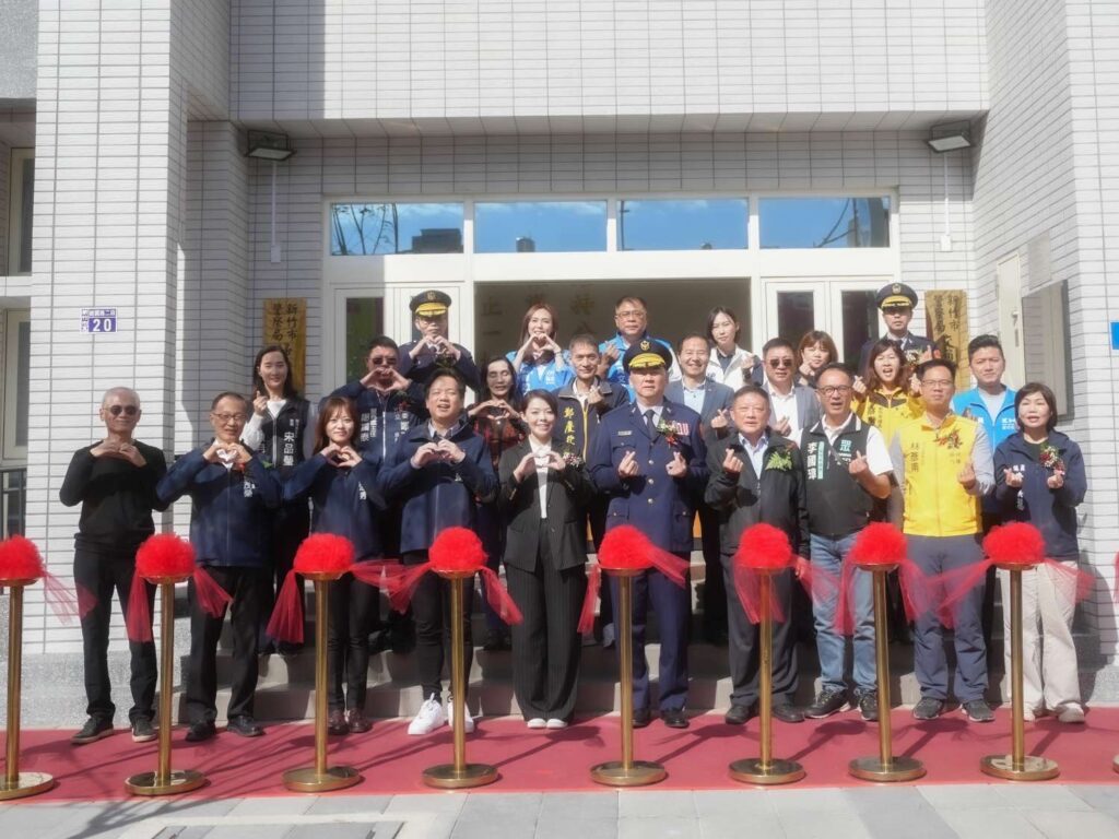 新竹市警察局交通警察隊新建辦公廳舍今（22）日舉行落成啟用典禮，新竹市長高虹安（中五）出席剪綵，與市府團隊、民意代表及地方人士共同見證，象徵竹市交通警政建設邁入新里程。（圖/記者張家燁翻攝）