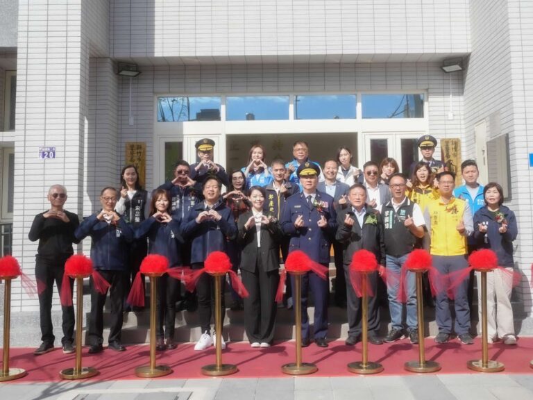 新竹市警察局交通警察隊新建辦公廳舍今（22）日舉行落成啟用典禮，新竹市長高虹安（中五）出席剪綵，與市府團隊、民意代表及地方人士共同見證，象徵竹市交通警政建設邁入新里程。（圖/記者張家燁翻攝）