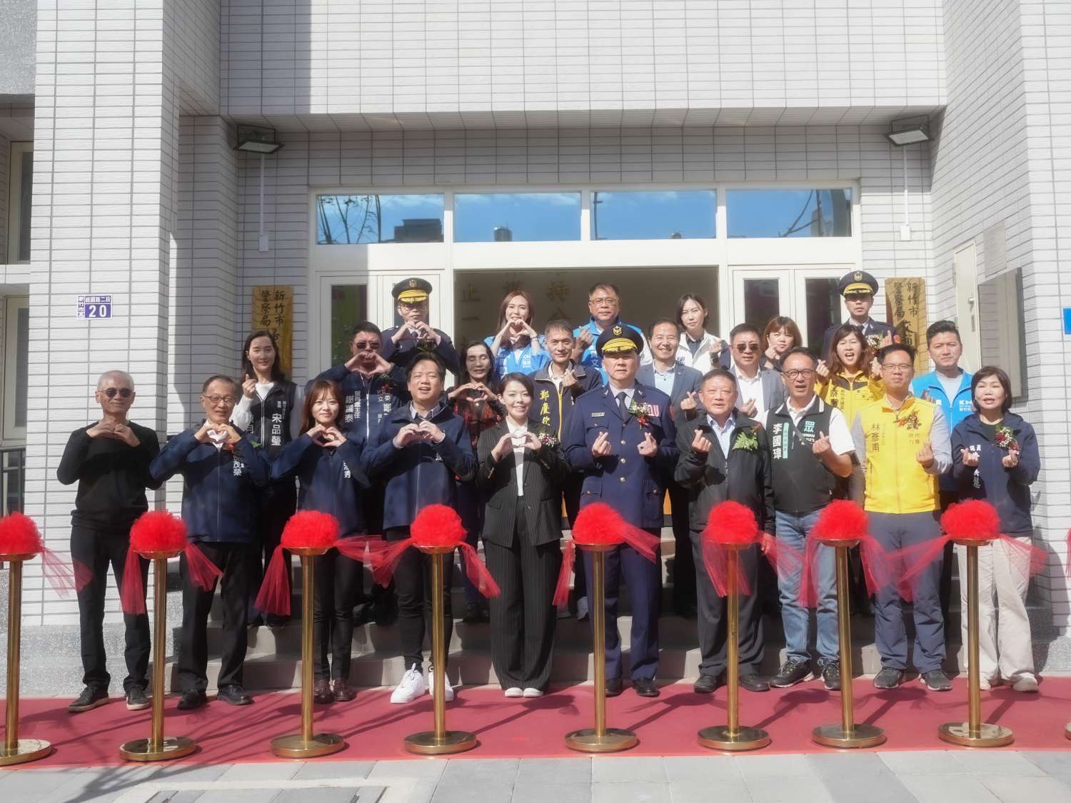 新竹市警察局交通警察隊新建辦公廳舍今（22）日舉行落成啟用典禮，新竹市長高虹安（中五）出席剪綵，與市府團隊、民意代表及地方人士共同見證，象徵竹市交通警政建設邁入新里程。（圖/記者張家燁翻攝）