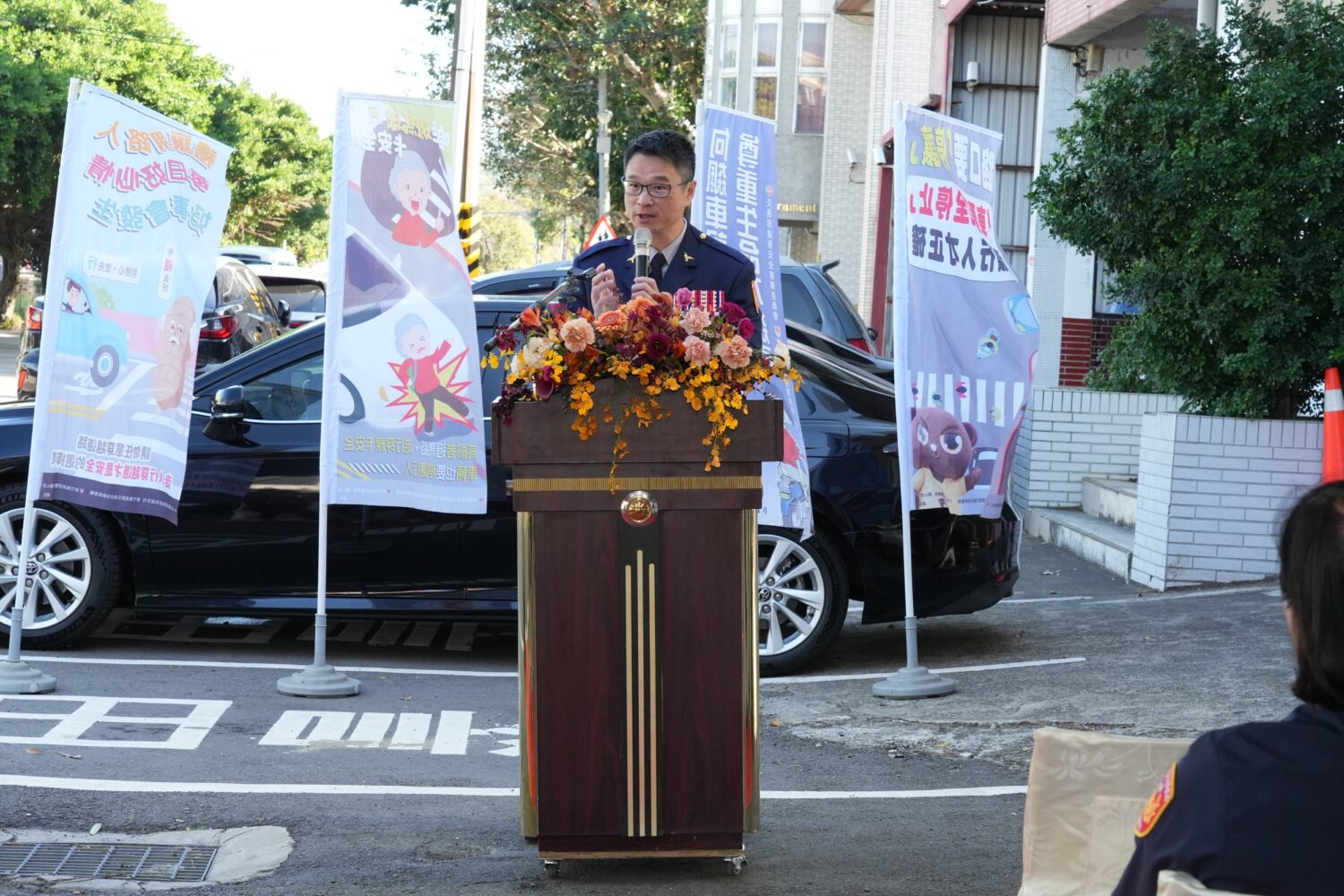 新竹縣政府警察局長林建隆於交通警察隊新湖小隊揭牌典禮中致詞，說明成立專責小隊的制度改革理念，期透過專業分工提升交通事故處理品質，並強化轄區治安能量。（圖/記者張家燁翻攝）