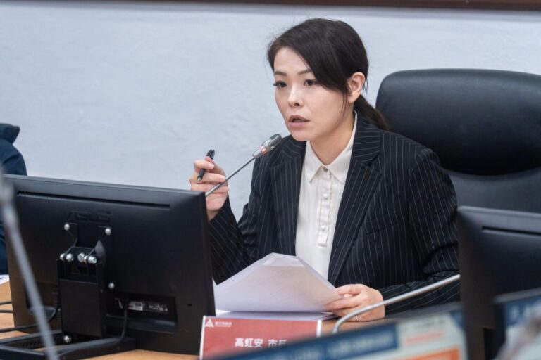 新竹市政府昨（22）日召開「新竹市114年度第12次道路交通安全聯繫會報」，由市長高虹安主持會議，聽取警察局進行交通事故案件便民服務系統專題報告，並就事故防制作為進行指示。（圖/記者張家燁翻攝）