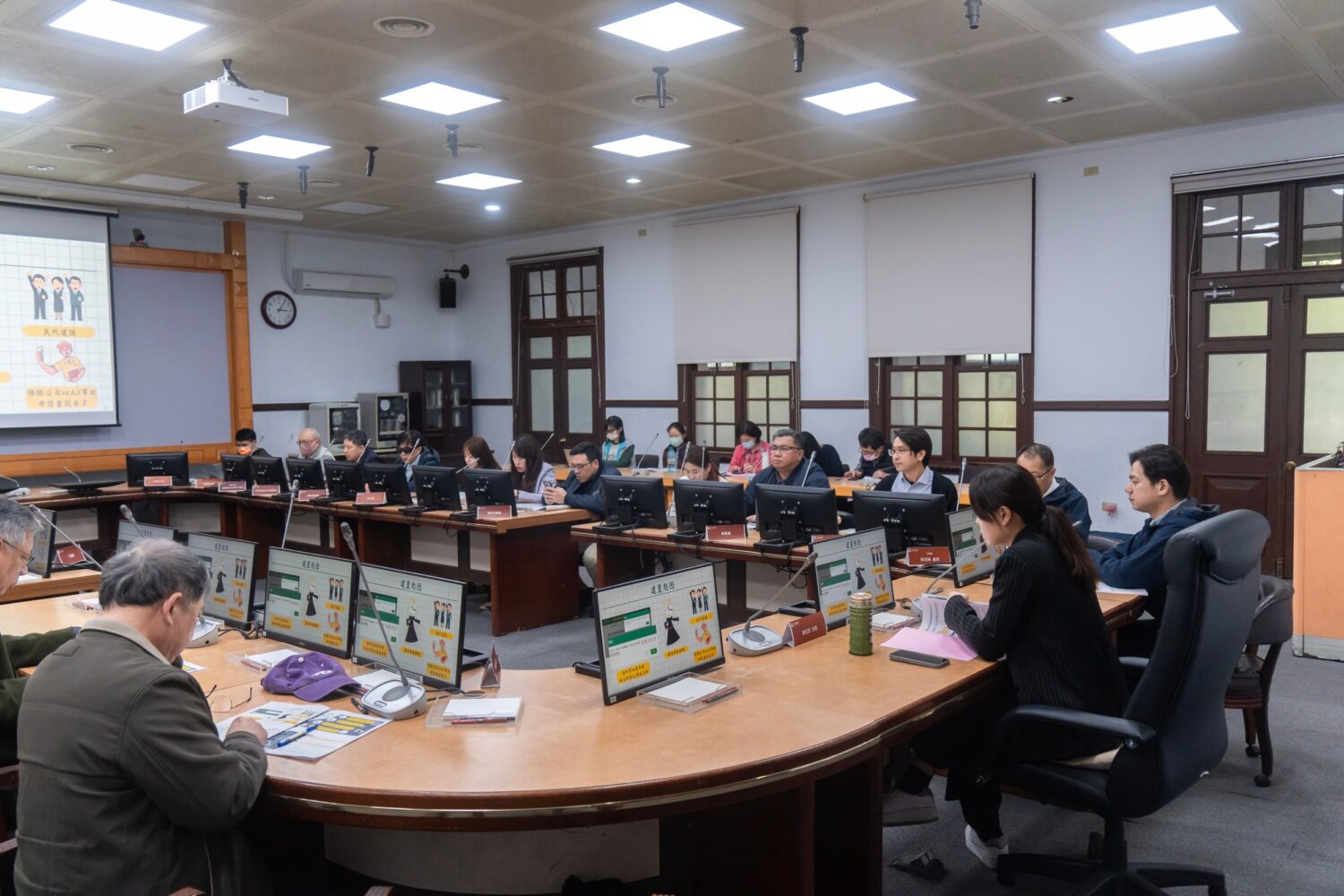 新竹市政府召開年度最終場道路交通安全聯繫會報，市府各局處及道安相關單位與會，針對交通事故成因分析、酒駕防制及行人安全改善等議題進行討論，共同研議精進對策，提升市民用路安全。（圖/記者張家燁翻攝）