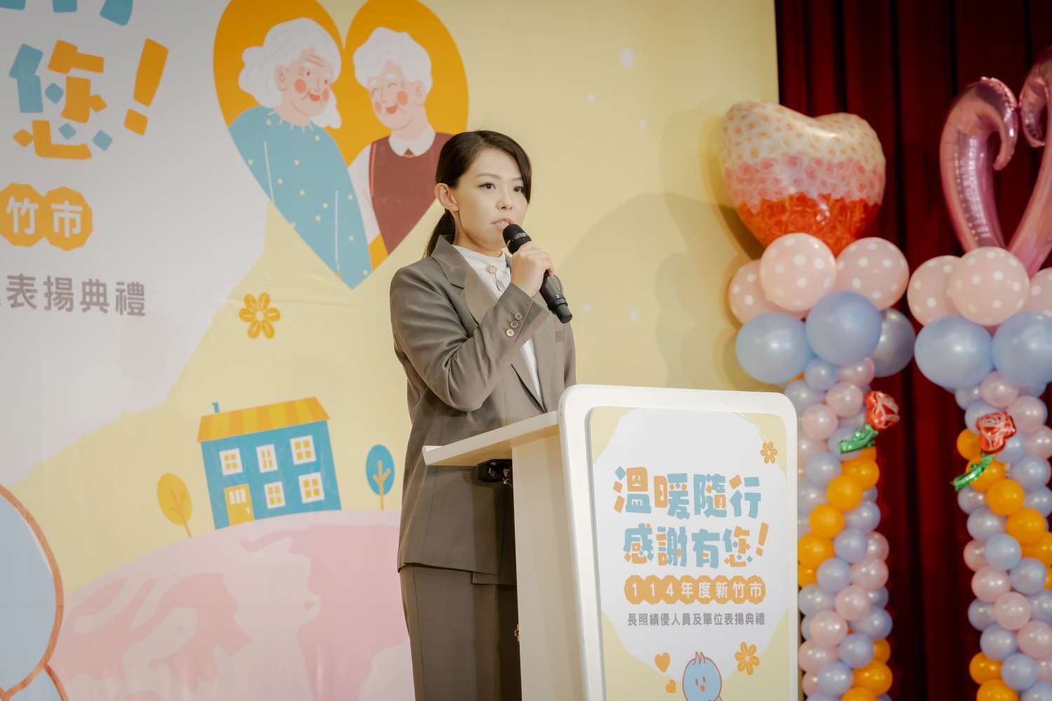 高虹安市長於表揚典禮中致詞，感謝長照服務人員以專業與溫暖，陪伴失智失能者及其家庭，落實在地安老目標。（圖/記者張家燁翻攝）