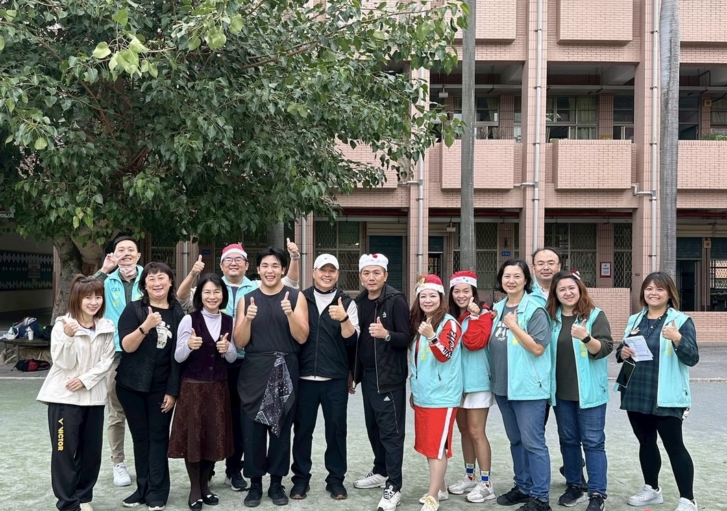 竹仁國小家長會、校方團隊及表演團隊合影，透過聖誕藝文活動，共同為孩子打造溫馨且難忘的校園回憶。（圖/記者張家燁拍攝）