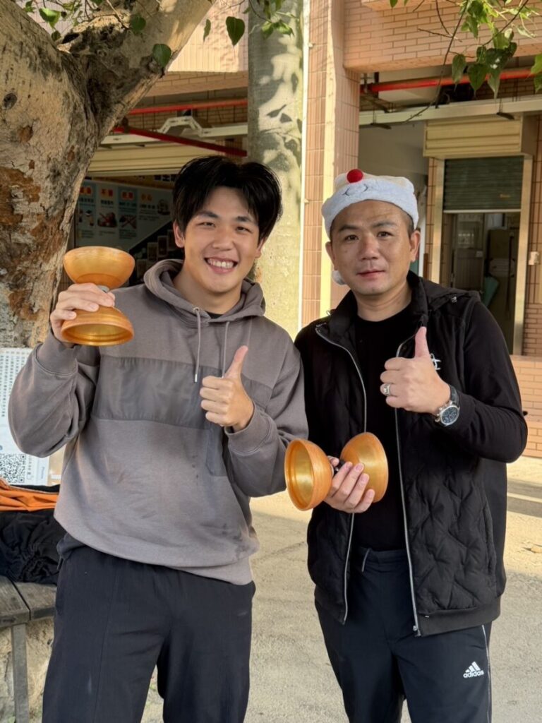 世界扯鈴冠軍鄭湧篬（左）與竹仁國小家長會長江宥德（右）合影留念，攜手為孩子帶來精彩藝文表演，讓校園充滿歡笑與感動。（圖/記者張家燁拍攝）