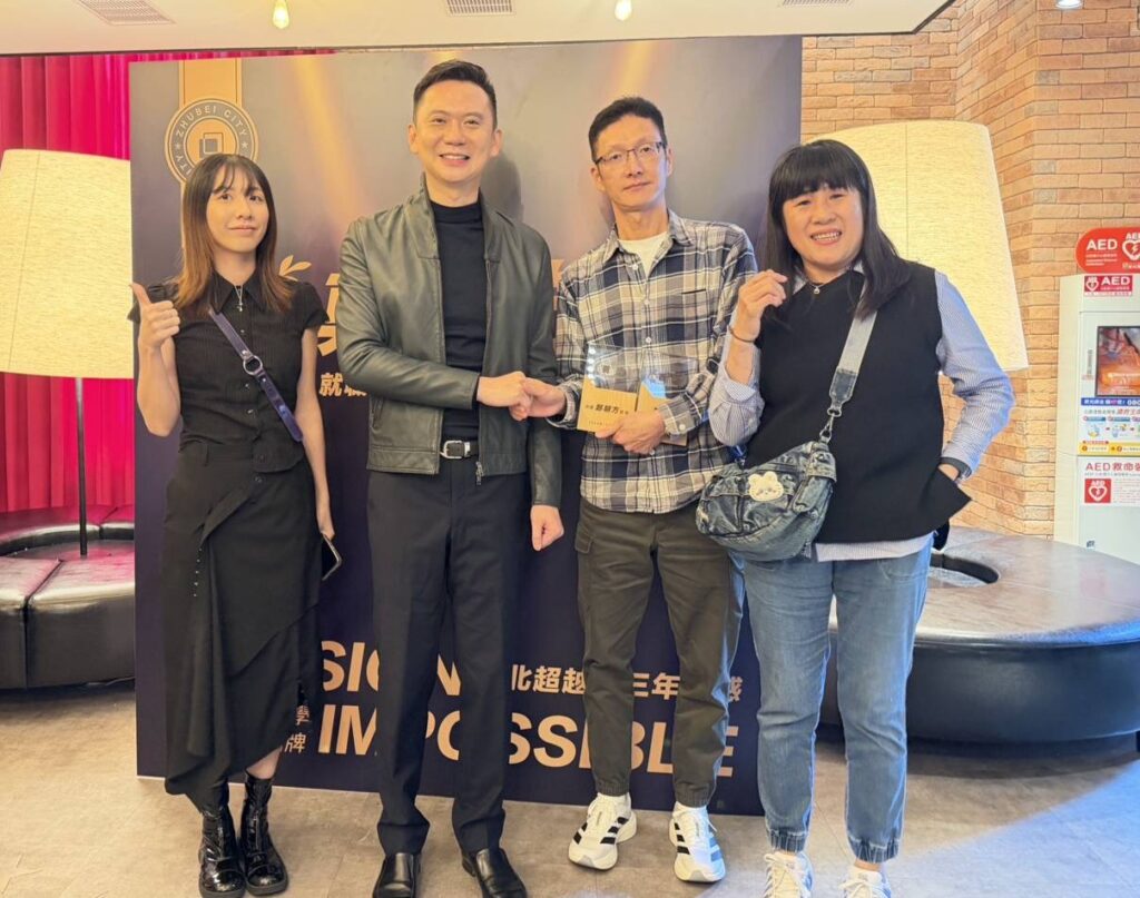 影立方最大贏家沈盈鴻偕妻女參加頒獎典禮，手捧雙獎座與鄭朝方市長合影，直呼竹北人真的好幸福！（圖/記者黃溎芬翻攝）