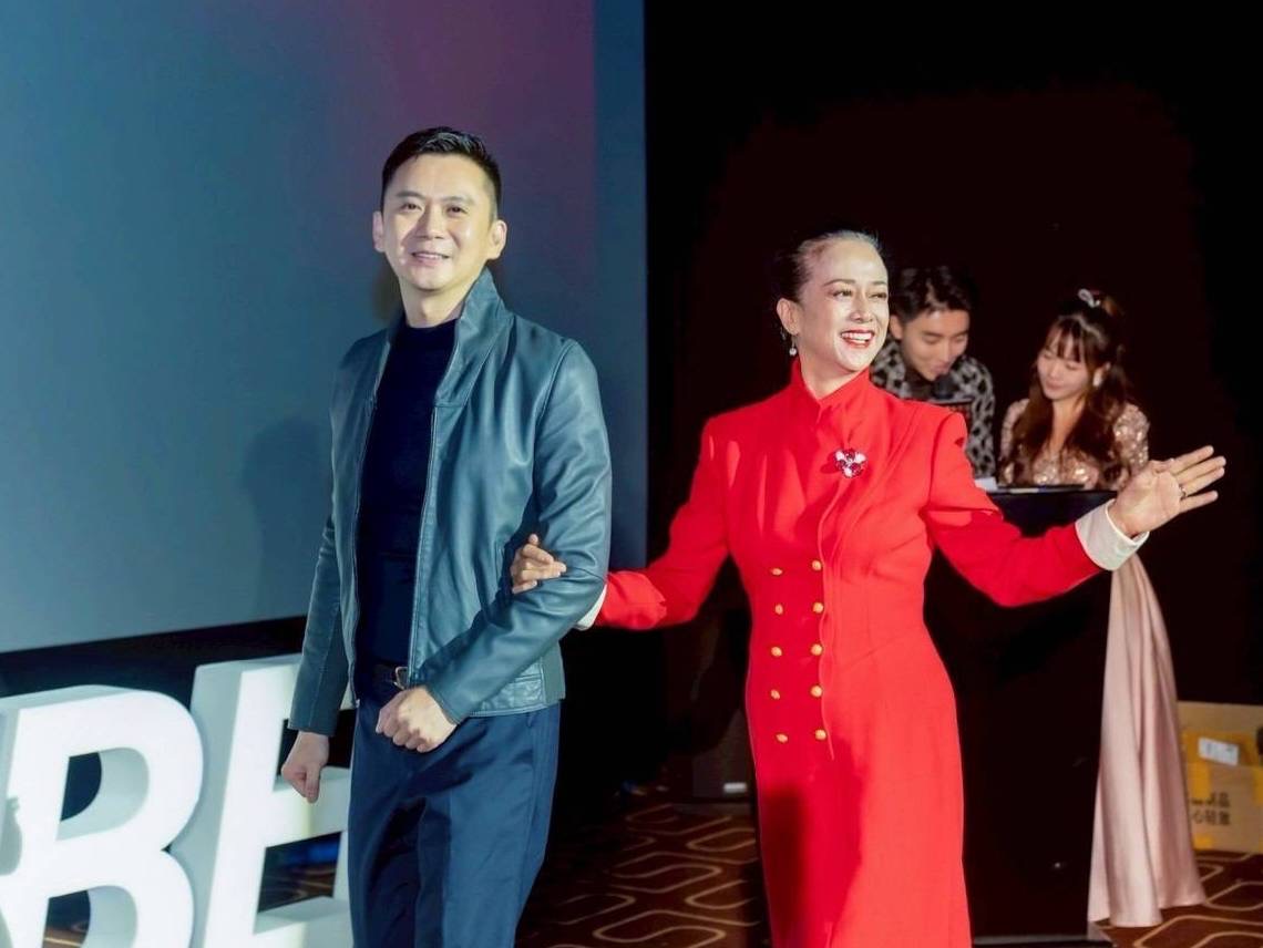 鄭朝方市長特邀神秘嘉賓影星湯蘭花，擔任攝影比賽頒獎人。（圖/記者黃溎芬翻攝）