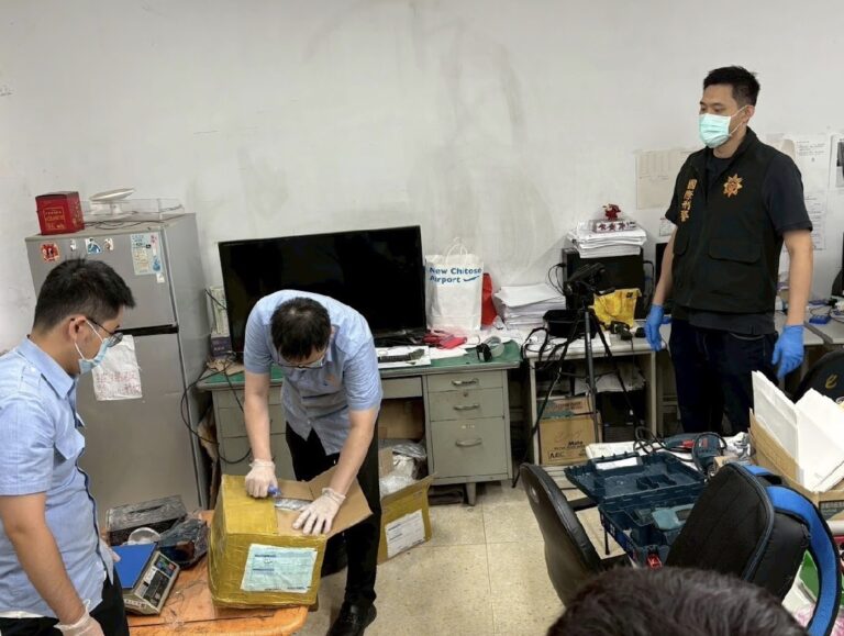 警方於入境包裹中查獲海洛因磚。（記者徐煜勝翻攝）