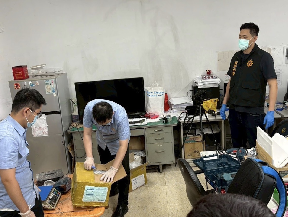 警方於入境包裹中查獲海洛因磚。（記者徐煜勝翻攝）