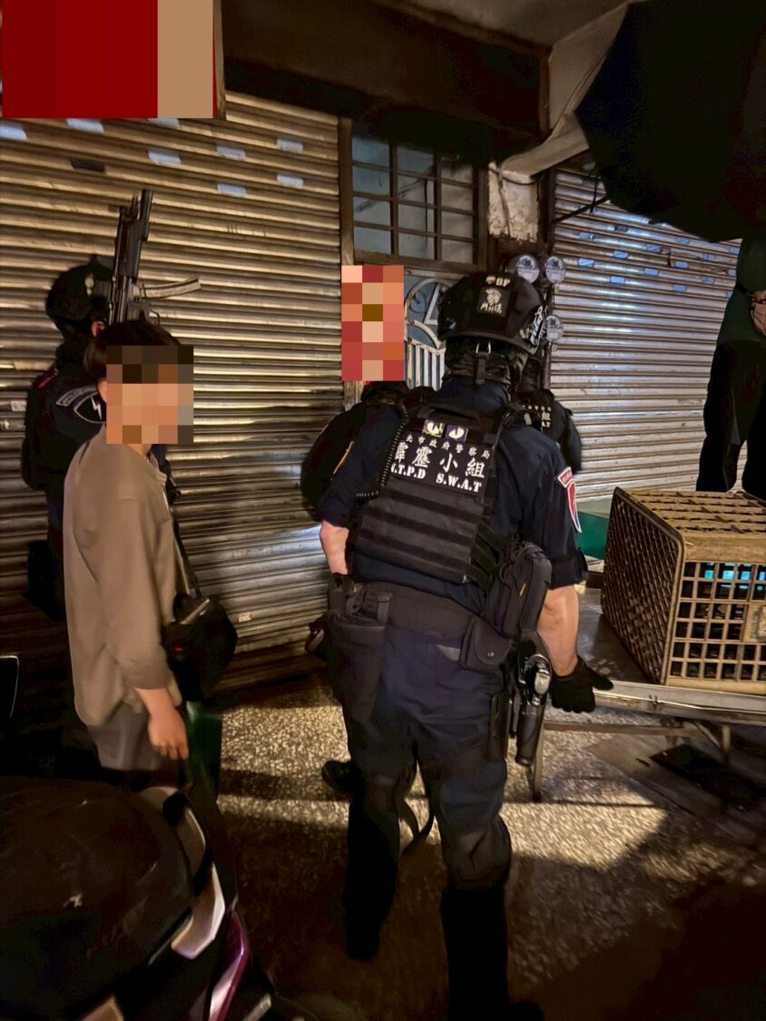 警方帶回賭場工作人員。（記者徐煜勝翻攝）