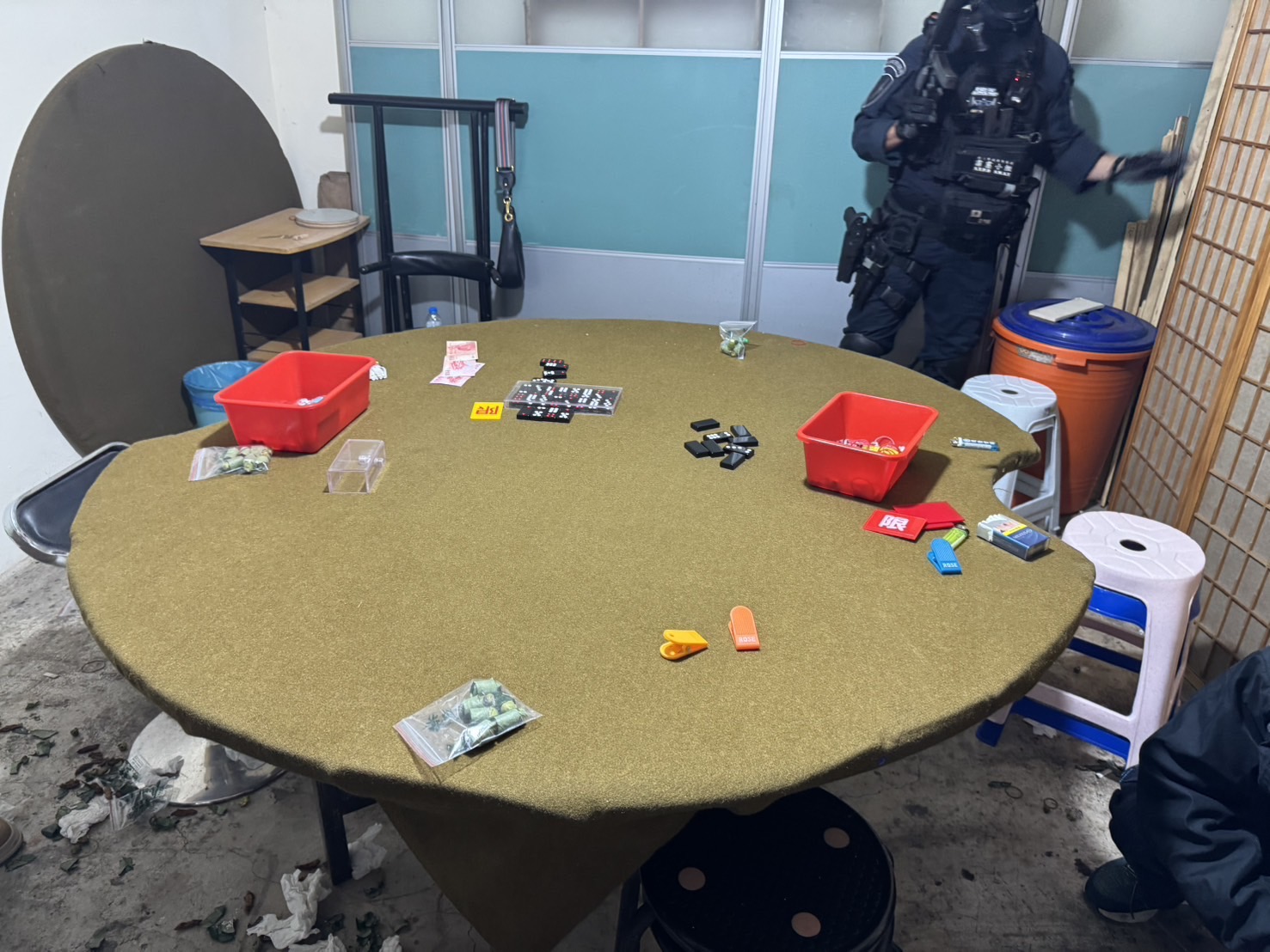 市場地下室藏職業天九賭場！板橋警深夜攻堅查獲毒品、大批賭資、21人到案 - https://www.watchmedia01.com