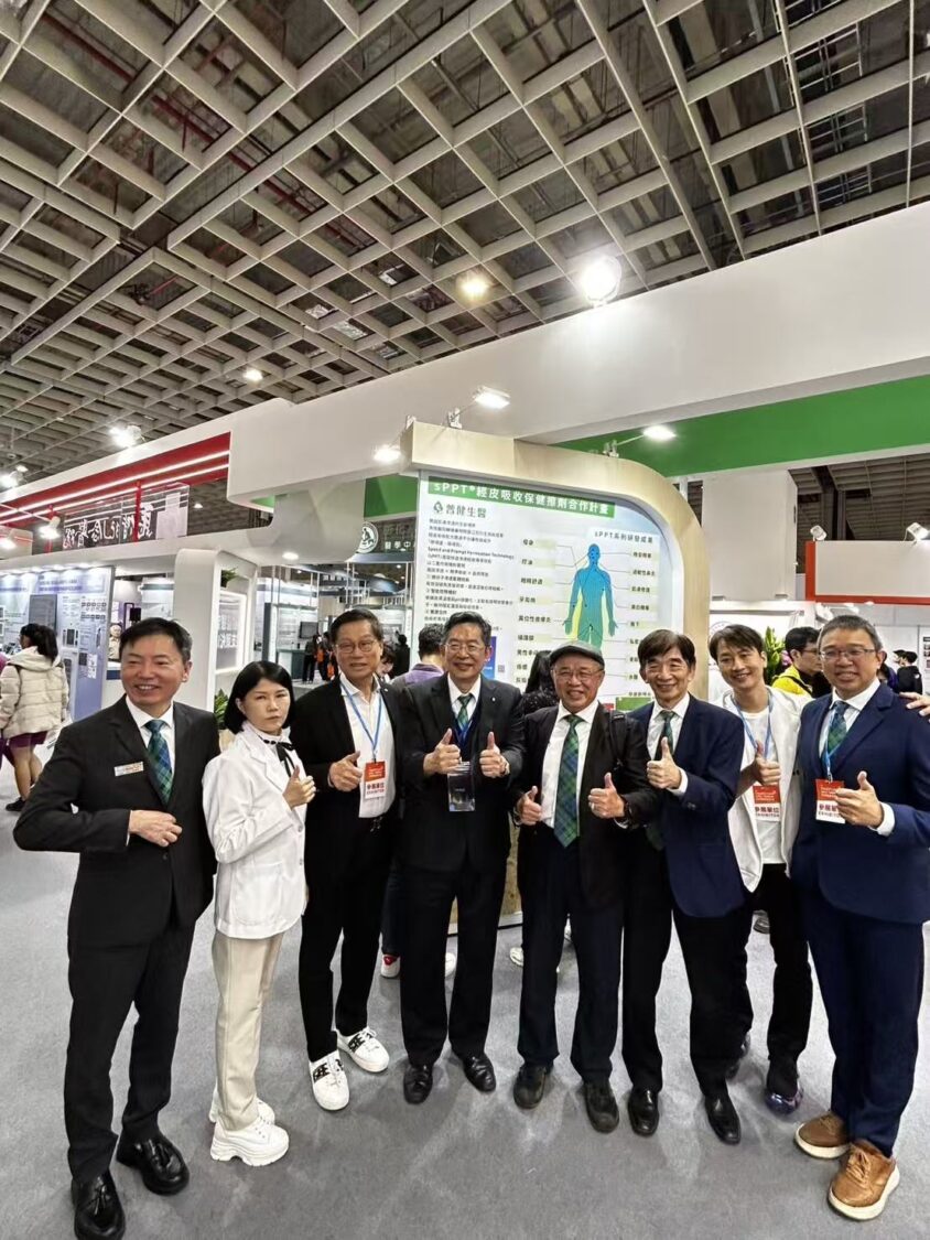 普健生物科技團隊於展會現場合影,並向產業與民眾介紹 sPPT 生醫傳導平台研究進展。(圖/普健生物科技提供)