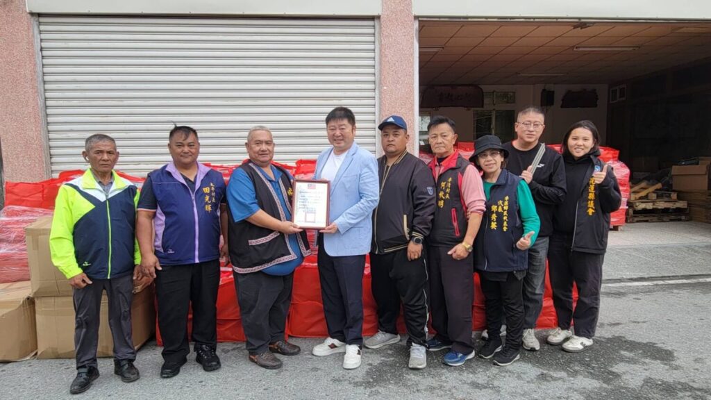 為協助部落家庭安然度過寒流,張峻(左四)主動募集並整合社會各界愛心資源,分送至秀林鄉、卓溪鄉及萬榮鄉。(圖/記者 趙靜姸翻攝)