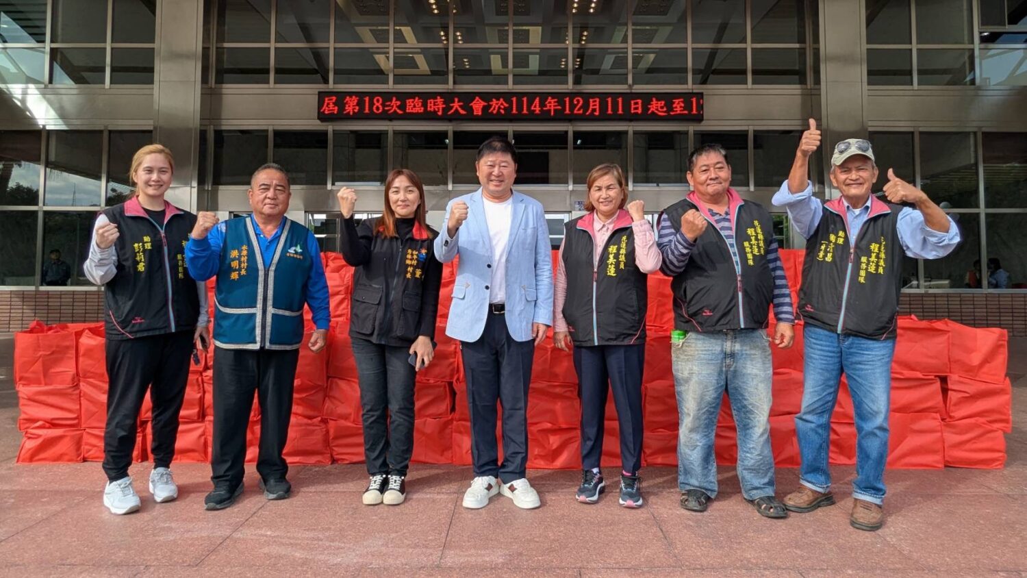 張峻(圖中)和服務團隊感謝社會各界善心人士的無私付出。(圖/記者 趙靜姸翻攝)