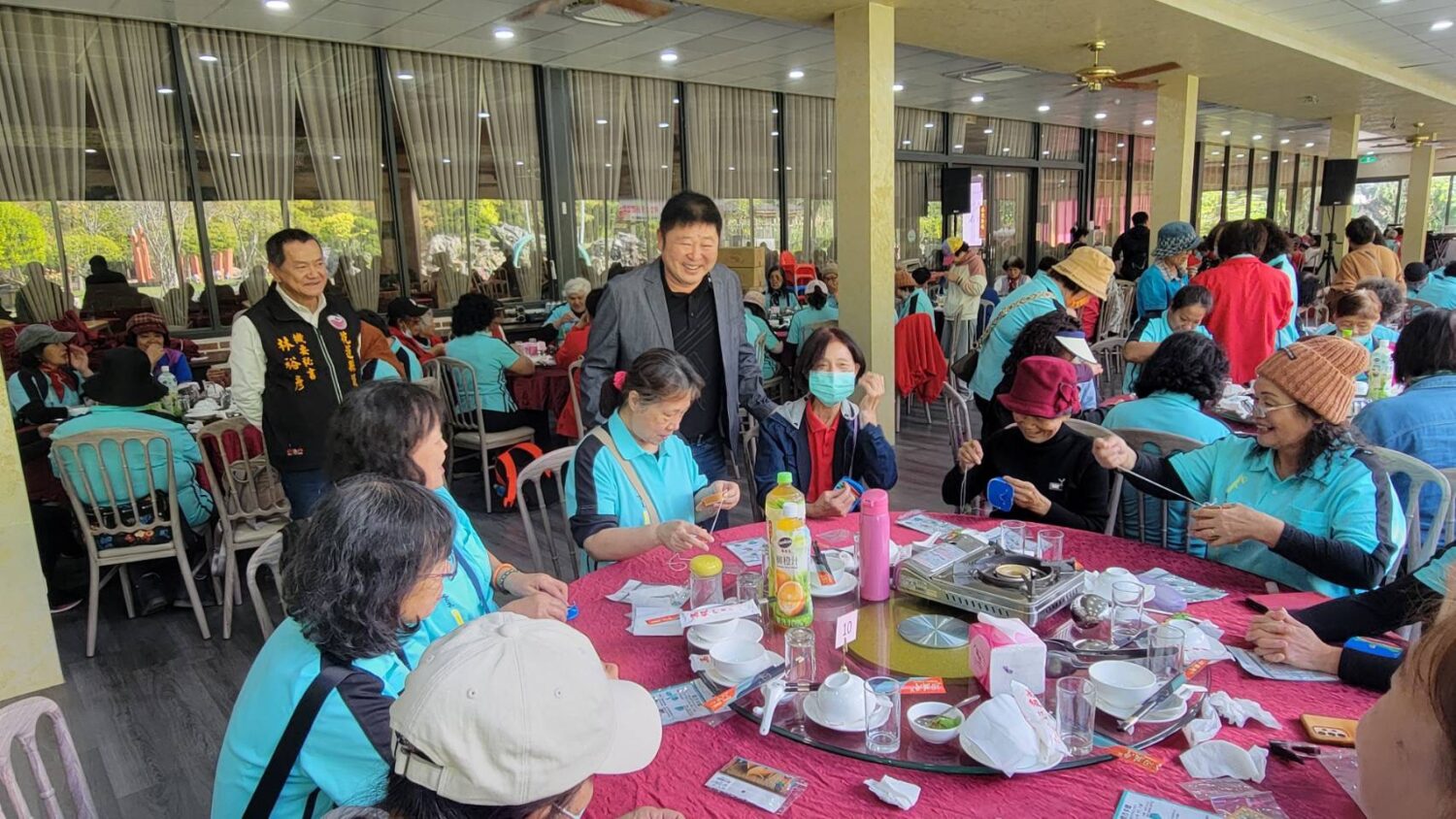 張峻(第二排左二)出席活動午宴,致贈伴手禮關懷婦女姐妹。(圖/記者 趙靜姸翻攝)