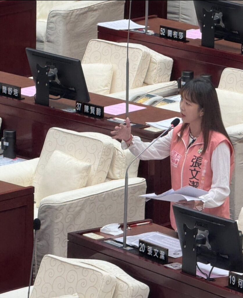 台北市議員張文潔2日在議會針對台北市廣慈社宅日前發生多起社會案件質詢市長蔣萬安。(翻攝畫面)