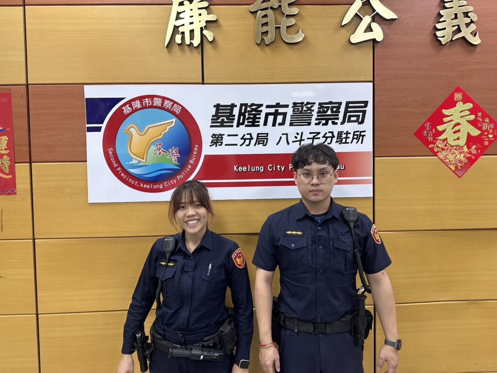 八斗子分駐所警員邱宜庭（左)、温效賢（右）。(圖／記者薛秀蓮 翻攝)